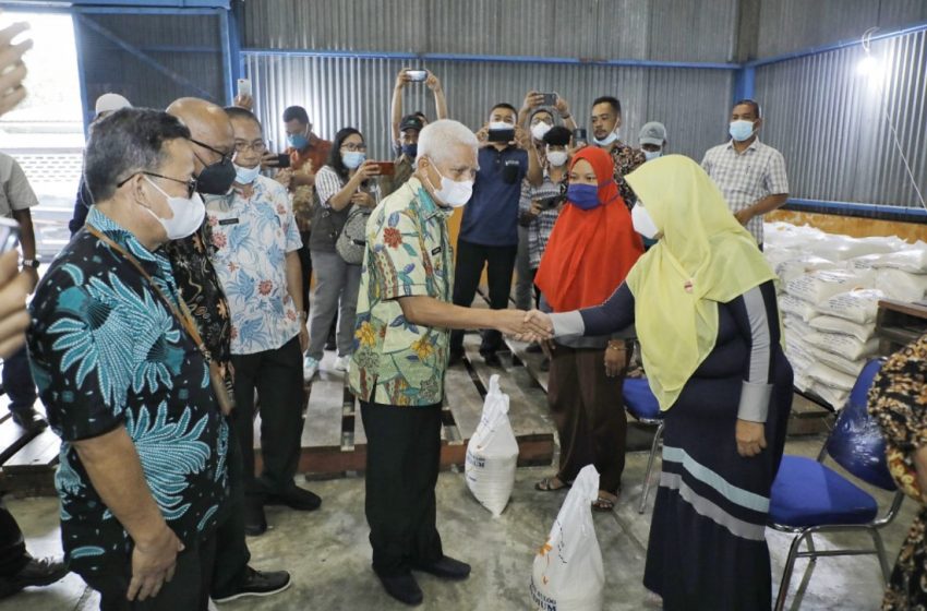  Bupati Asahan Serahkan 53.568 KPM Beras Bantuan PPKM 2021