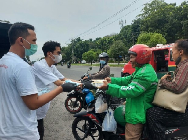  Relawan #Gerakan Berbagi Untuk Warga Bagikan Ratusan Nasi Bungkus dan Masker Untuk Masyarakat Kota Medan