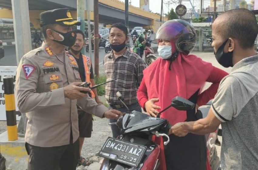  Saat Tugas Penyekatan PPKM, Polantas Riau Bantu Ibu Hamil Yang Mau Melahirkan di Jalan