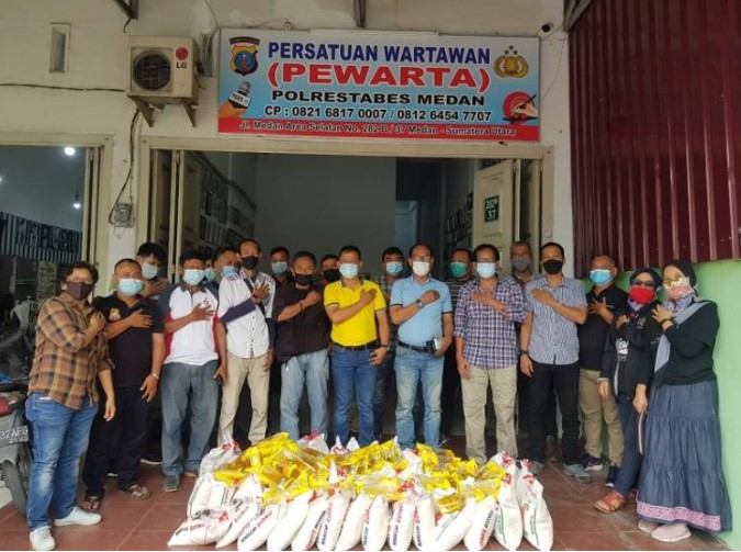  Pewarta Polrestabes Medan Berbagi Paket Sembako kepada Wartawan Terdampak PPKM Level 4