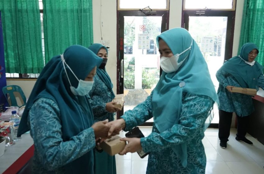  Serahkan KIA di 2 Kecamatan, Hj Titiek Berharap Seluruh Anak Asahan Punya Identitas