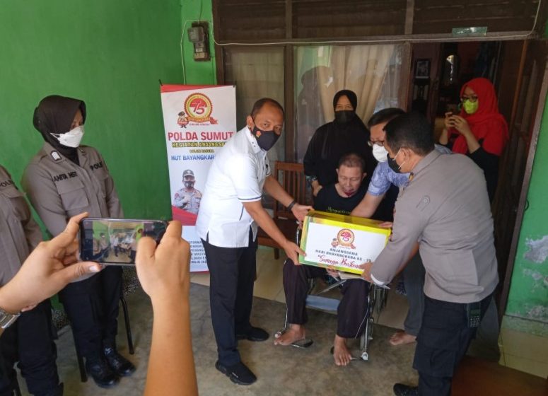 Rombongan Polsek Medan Area dan Poldasu Anjangsana ke KDH Aiptu Saragih