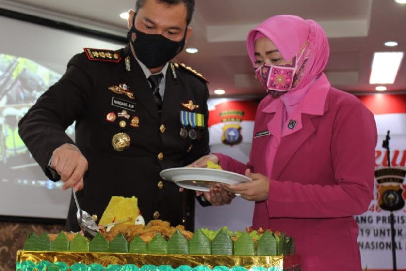  Puncak HUT Bhayangkara Ke- 75, Polresta Pekanbaru Gelar Syukuran dan Berikan Penghargaan