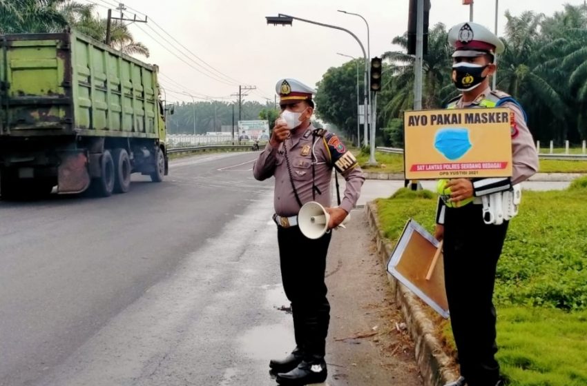  Unit Dikyasa Satlantas Polres Serdang Bedagai Laksanakan Public Addres di Simpang Tol Teluk Mengkudu