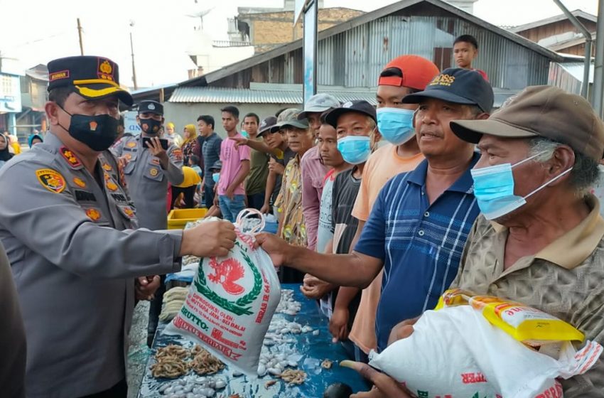  Pedagang Ikan dan Kerang Terima Bantuan Sembako Kapolres Batubara