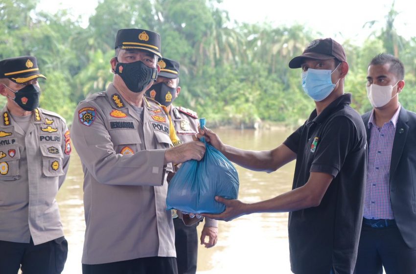  Alumni Akpol 1991 Bagikan 1020 Paket Sembako Untuk Warga Terdampak Covid-19 di Pekanbaru