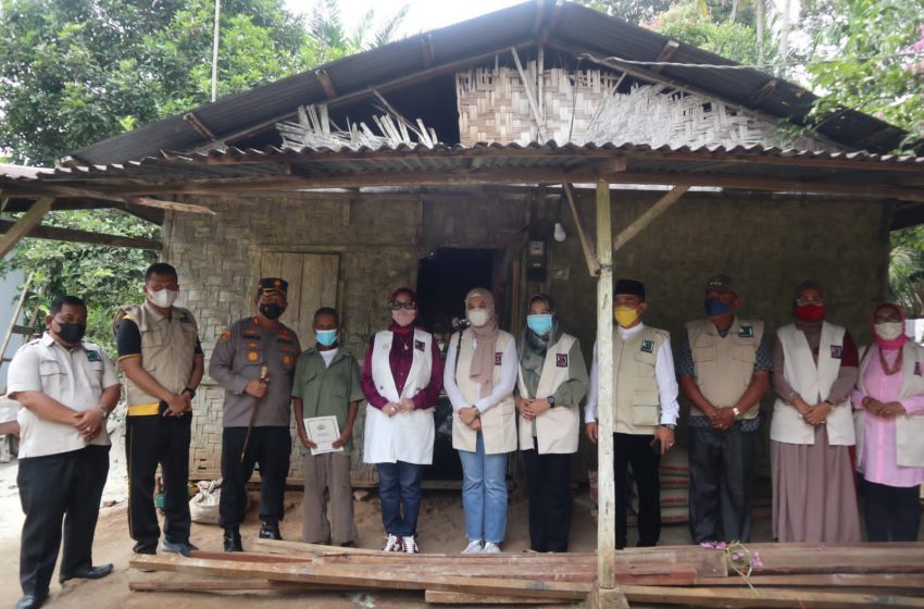  Kapolres Batubara Serahkan Kunci Rumah Kepada keluarga Mariman dan Bagikan Bansos di Desa Teratak