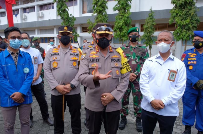  Tinjau Pelaksanaan Vaksinasi di Kampus UIR, Kabaharkam Polri Berikan Bansos