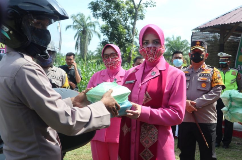  Kapolres Batubara Bagi-Bagi Nasi Kotak Kepada Anak Yatim dan Warga Berdampak Covid-19