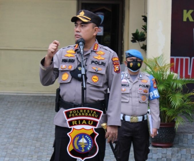  Kapolresta Pimpin Apel Gabungan Bhabinkamtibmas Polresta Pekanbaru dan Personil BKO Polda  Riau