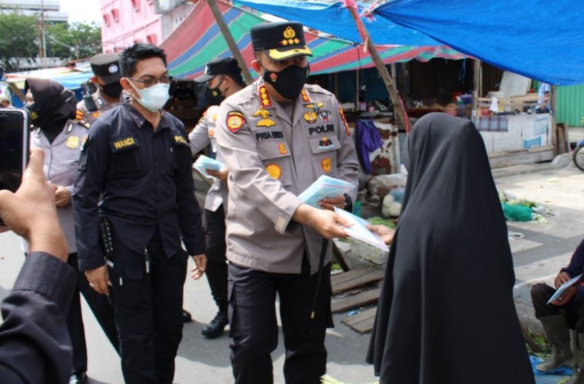  Bagikan Masker, Kapolresta Pekanbaru Kunjungi Pedagang Serta Masyarakat di Pasar