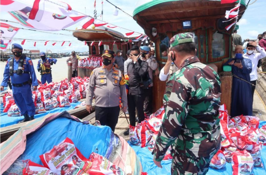  Kapolres Batubara Bagikan Bansos 1000 Paket Sembako di HUT RI Ke- 76