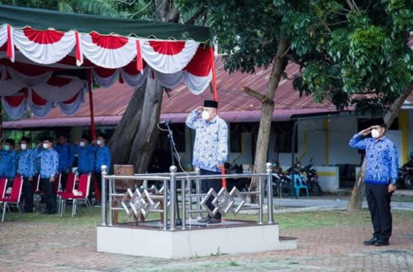 Setdakab Labuhanbatu Pimpin Pelaksanaan Peringatan Penurunan Bendera Merah Putih HUT RI Ke- 76