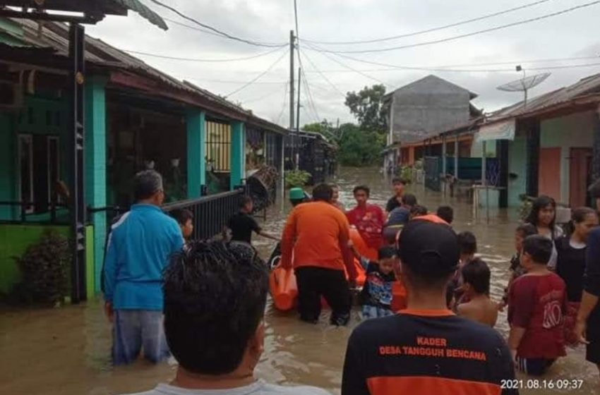 Tim BPBD Bersama Camat Bilah Hulu dan Kades N4 Turun ke Lokasi Banjir Berikan Bantuan Sembako