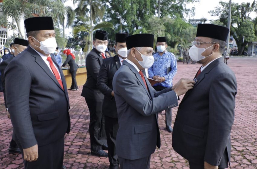 Bupati Asahan Serahkan Penghargaan dan Hadiah Pada Upacara Penurunan Bendera HUT ke-76 Kemerdekaan RI