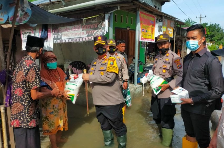 Kapolres Batubara Tinjau Lokasi Banjir Sekaligus Salurkan Sembako