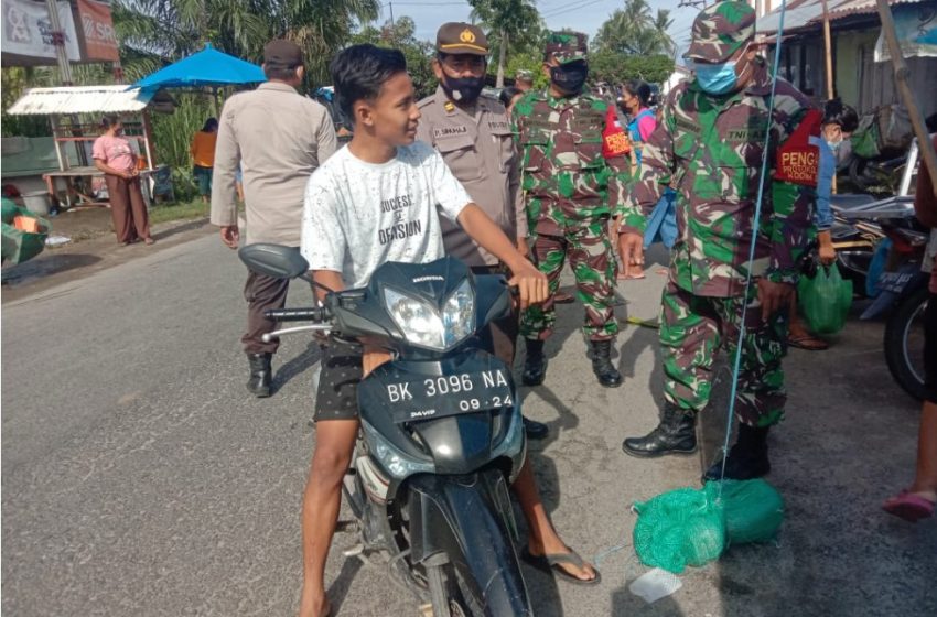  Polsek Dolok Masihul Bagi Masker di Pasar Tradisional