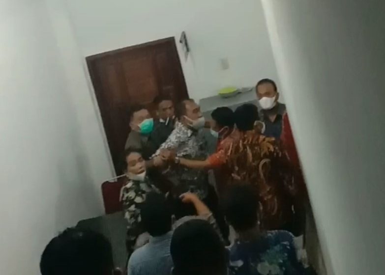  Dua Anggota DPRD Karo Berkelahi, Paripurna Ditunda