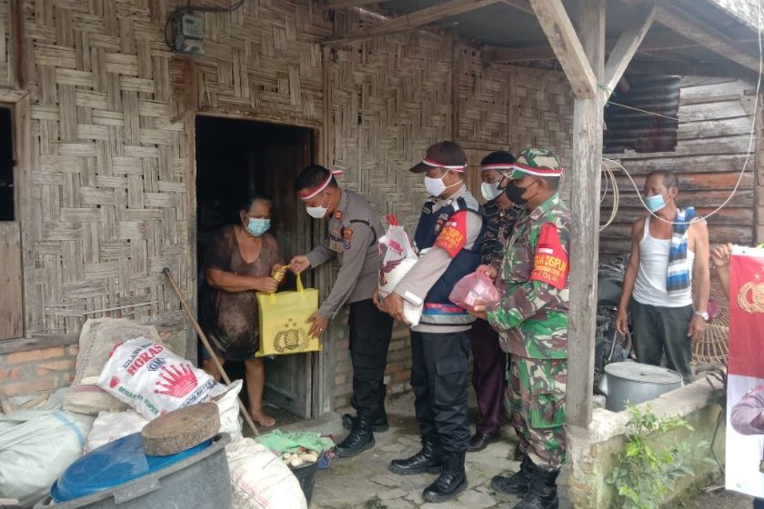  Kapolsek Bangun Salurkan Bansos Kapolda Sumut Untuk 10 Warga Simalungun Terdampak Covid-19 