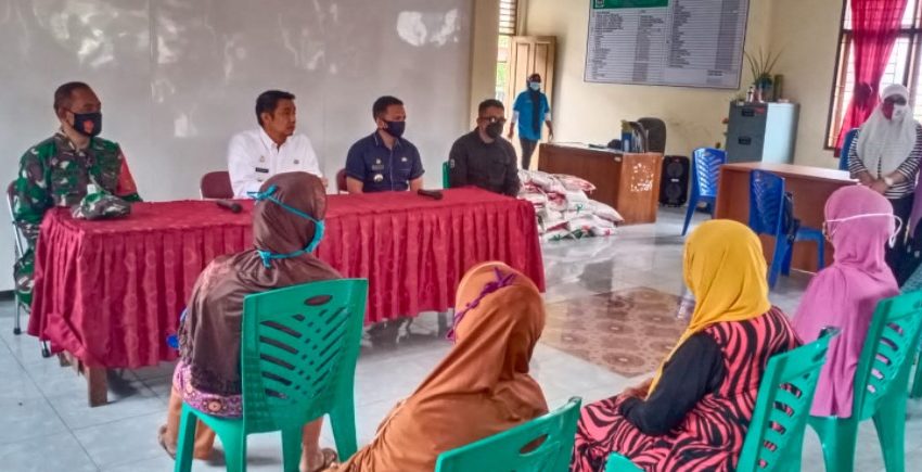  Walikota Berikan Bantuan Pangan Ke Warga Siantar Barat, Tim Covid-19 SB Semprot Disinfektan di Gang Kopral