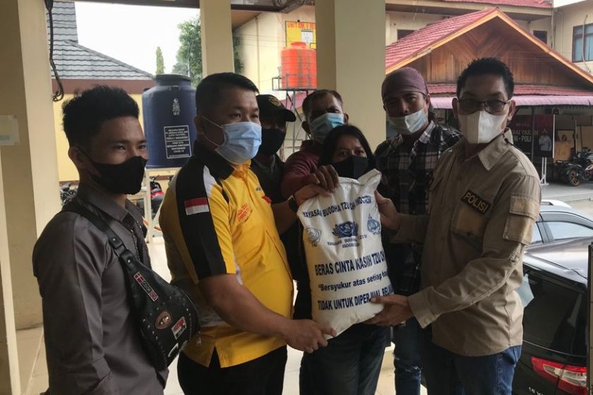  Kapolresta Diwakili Paur Humas Polresta Pekanbaru Salurkan Bansos Kepada Wartawan