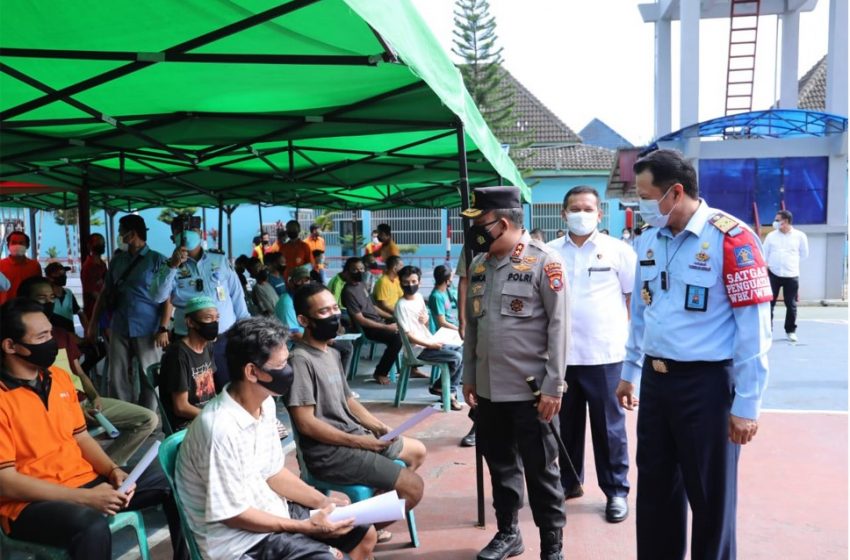  Kapolda Sumut Tinjau Vaksinasi 2.000 Warga Binaan