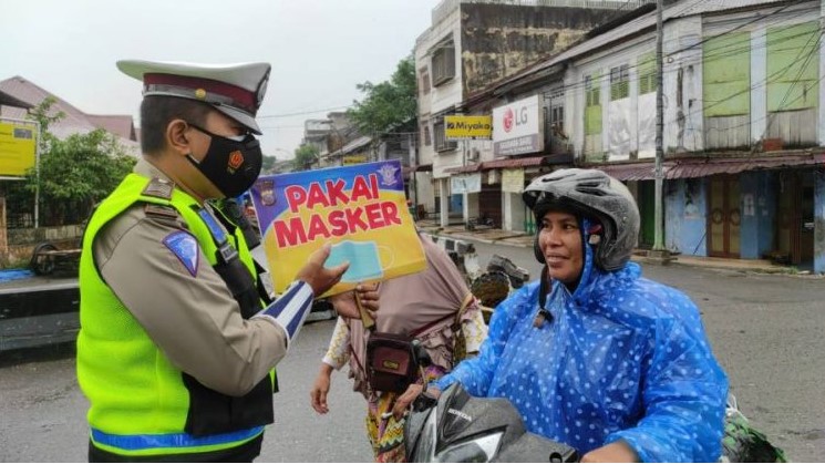  Sat Lantas Gunakan Pamflet Sampaikan Imbauan Pencegahan Covid-19