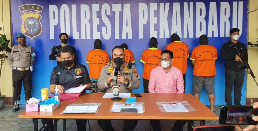  Polresta Pekanbaru Amankan Lima Tersangka Pemalsuan Surat Dokumen PCR