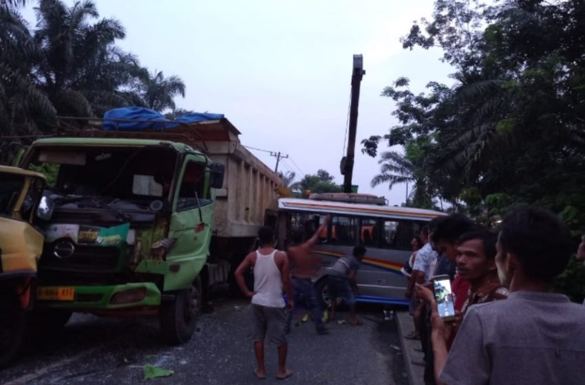  Empat Mobil Tabrakan Beruntun di Jalinsum Sei Simangalam Samporik Labura