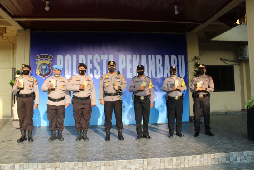  Kapolresta Pekanbaru Berikan Reward Kepada Bhabinkamtibmas dan Personil Polda Riau BKO Polresta