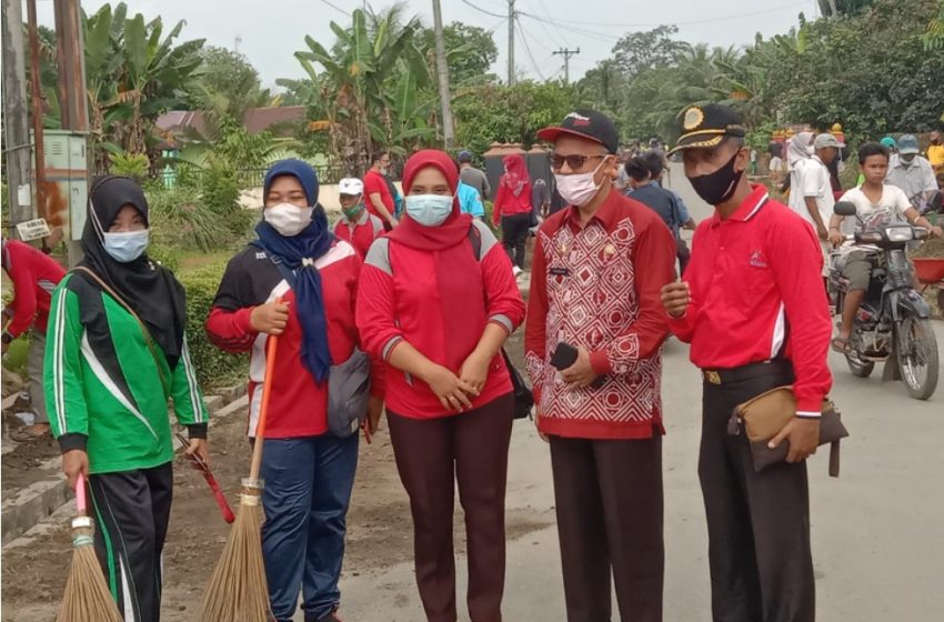  Serahkan Bantuan Peralatan Kebersihan, Bupati Batubara Bangga Semangat Gotroy Warga Desa Mangkai Baru