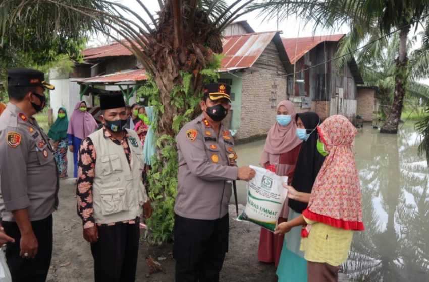  Polres Batubara Bagikan 230 Paket Sembako dari Kapolda Sumut Untuk Para Warga Terdampak Bencana Banjir