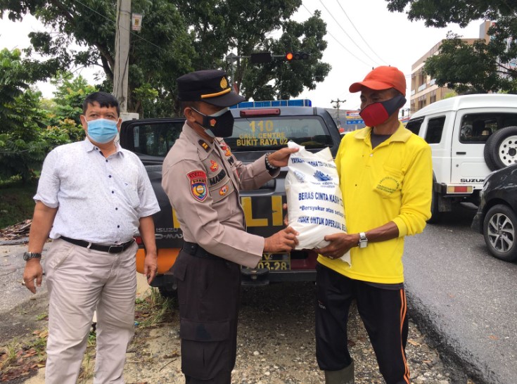  Polsek Bukit Raya Berikan Bantuan Sosial Kepada Pekerja dan Pedagang Kecil