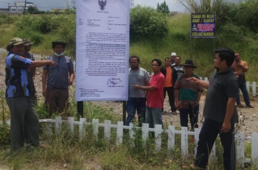  Masyarakat Desa Kacinambun Tancapkan Plank “Tanah Ini Milik Adat/Ulayat” di Puncak 2000 Siosar