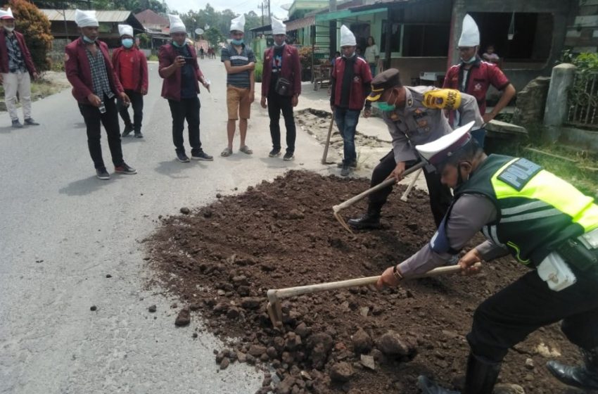  Kabag Ops Polres Simalungun Timbun Jalan Rusak Siantar-Saribulok