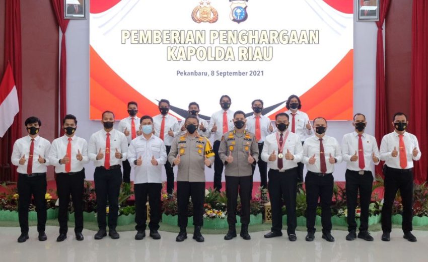  41 Personel Berprestasi Dapat Penghargaan dari Kapolda Riau