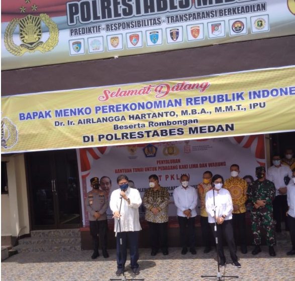 Menko Perekonomian RI Salurkan Bantuan Tunai Untuk Pedagang Kaki Lima dan Warung di Medan, Penerima Mendapatkan Rp 1,2 Juta