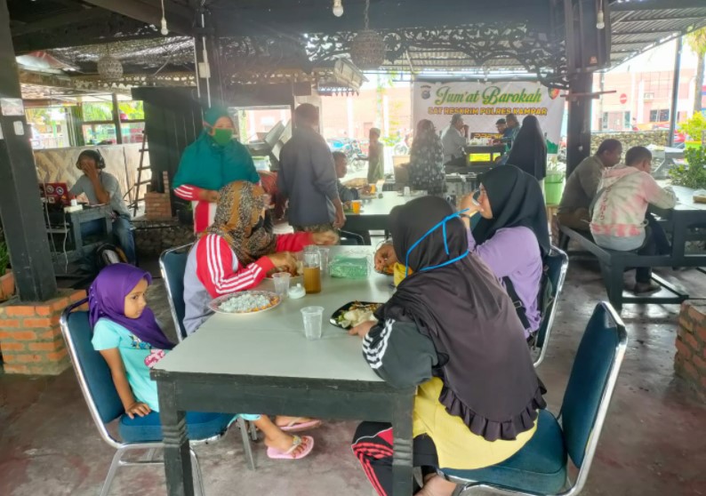  Satreskrim Polres Kampar Berbagi Makan Siang Gratis di Kafe Bersama Dhuafa