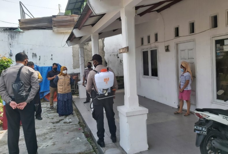  Polsek Lima Puluh Semprot Disinfektan di Rumah Warga Suspek Covid-19