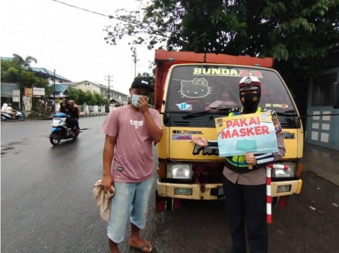  Kenderaan Melintas di Jalan Gereja dan Veteran Ditempel Stiker “Ayo Pakai Masker”