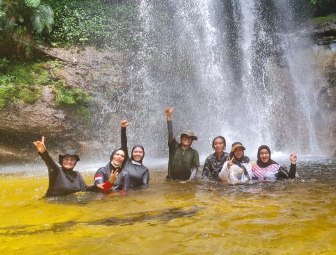  Komunitas Pencinta Alam “Tim Jalan-jalan Horee” Jelajahi Spot Air Terjun Panisan di Koto Kampar Hulu