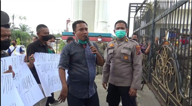  Karang Tarunan /LKS Bina Labusel Demo Kantor Bupati dan Kantor DPRD Labusel Tuntut dana Hibah