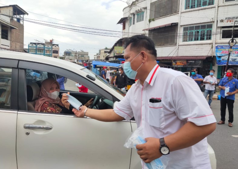 PWI dan PMI Labuhanbatu Bagikan 1500 Masker dan Makanan Ringan Untuk Pengguna Jalan Raya Rantau Prapat