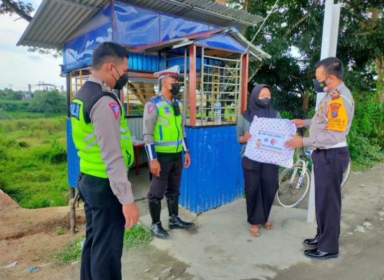  HUT Lantas Ke-66, Kasat Lantas Polres Sergai Berikan Bingkisan Kepada Ketrin Tamara