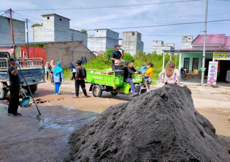 Camat Kualuh Leidong Arifin Spd Bersama Pemuda Gotong Royong Bersihkan Sampah di Pinggir Jalan