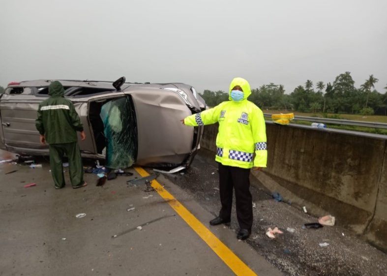  Usai Tabrak Beton, Mobil Fortuner Hantam Agya di Jalan Tol Sei Sergai