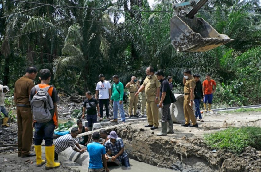  Wakil Bupati Asahan Tinjau Normalisasi Saluran Air di Desa Subur