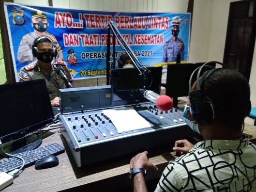 Sosialisasi Ops Patuh Toba 2021, Satlantas Polres Belawan Talk Show di Radio Medan