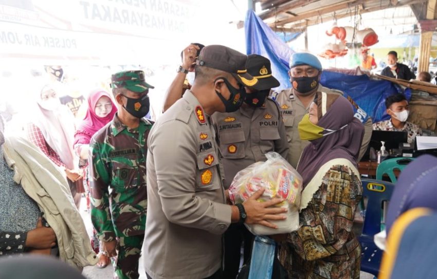 Peduli Kemanusian, Kapolres Asahan Tinjau Vaksin dan Bagikan Sembako di Pasar Kebun Sayur