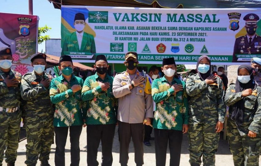  Polres Asahan Gelar Vaksinasi dan Bagi Sembako di Kantor PC NU